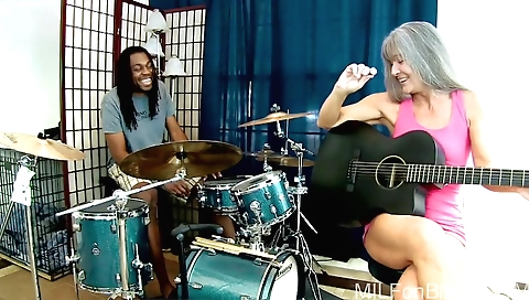 Interracial mature woman rides a dick in the best way possible