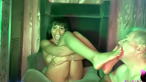 Hot ebony girl fucked in the feet by her black partner