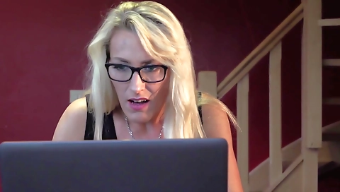 Amateur blonde gets her pussy riled up on the webcam