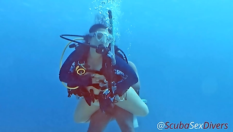 Amateur asian fucker enjoys a scuba diving session