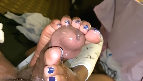 Amateur footjob video showing a hot lady getting fucked