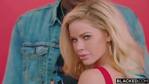 Sexy blonde gets fucked by a big dick and gets cumshots